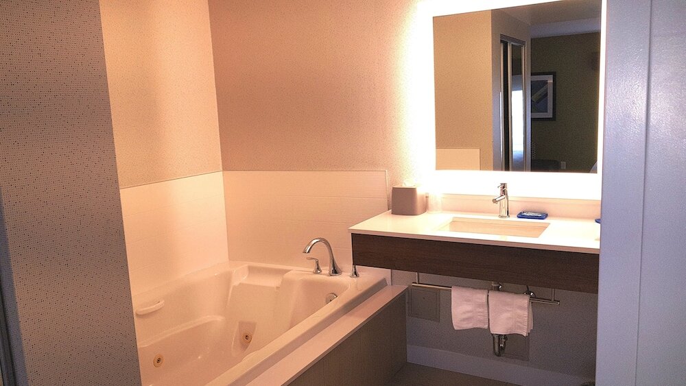 Фото Holiday Inn Express & Suites Surrey, an Ihg Hotel