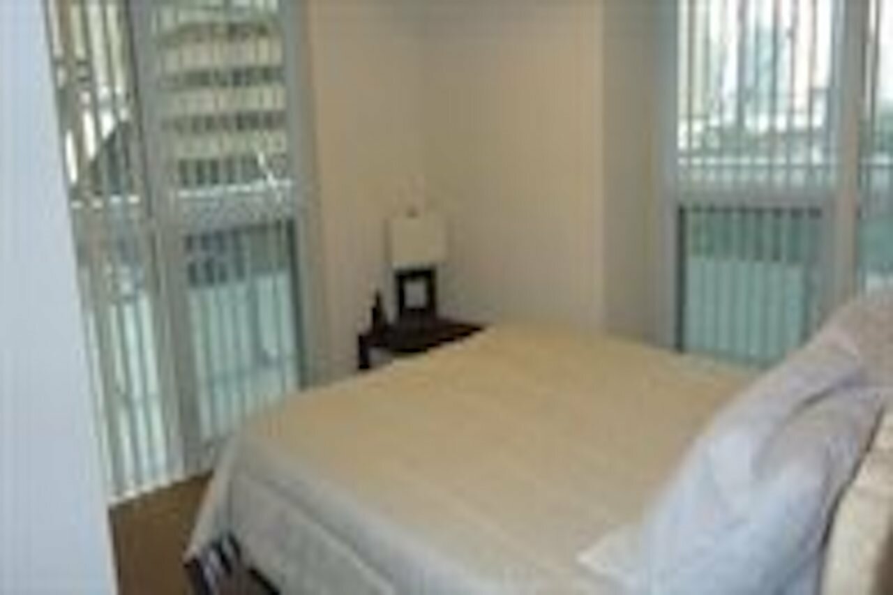 Фото E. S. i Furnished Suites at the Acc