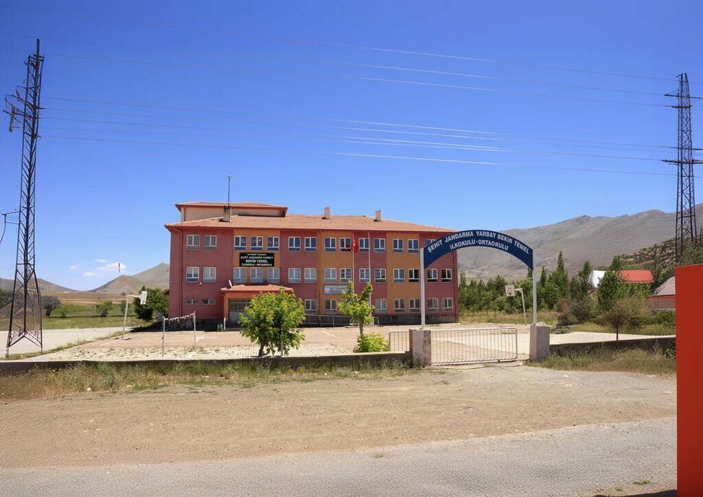 School Martyr Gendarmerie Lieutenant Colonel Bekir Temel Middle School, Tomarza, photo