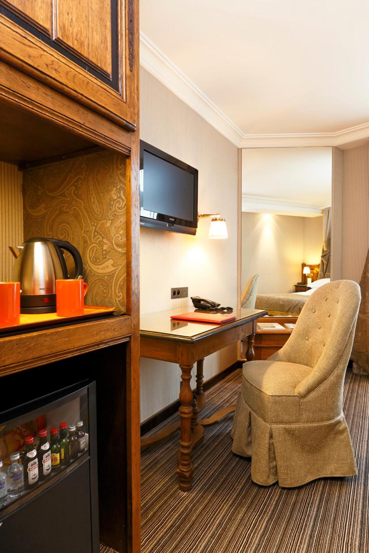 Фото Hotel Au Manoir Saint-Germain des Prés