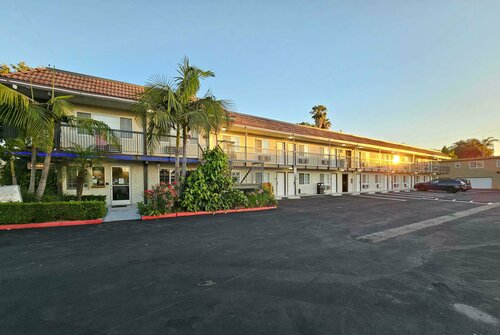 Гостиница Travelodge by Wyndham Fullerton Near Anaheim в Фуллертоне
