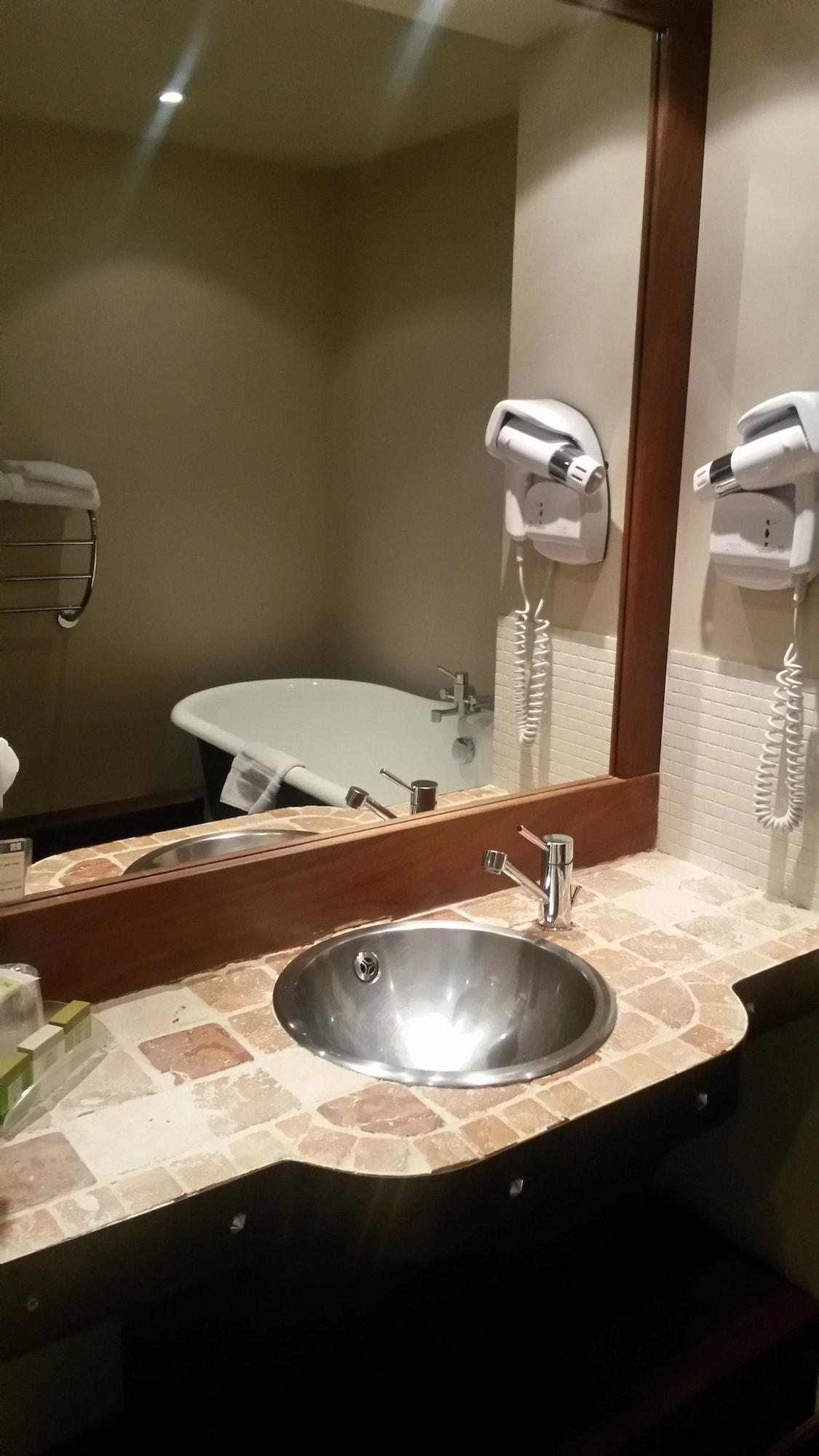 Фото Logis Hôtel Les Pages