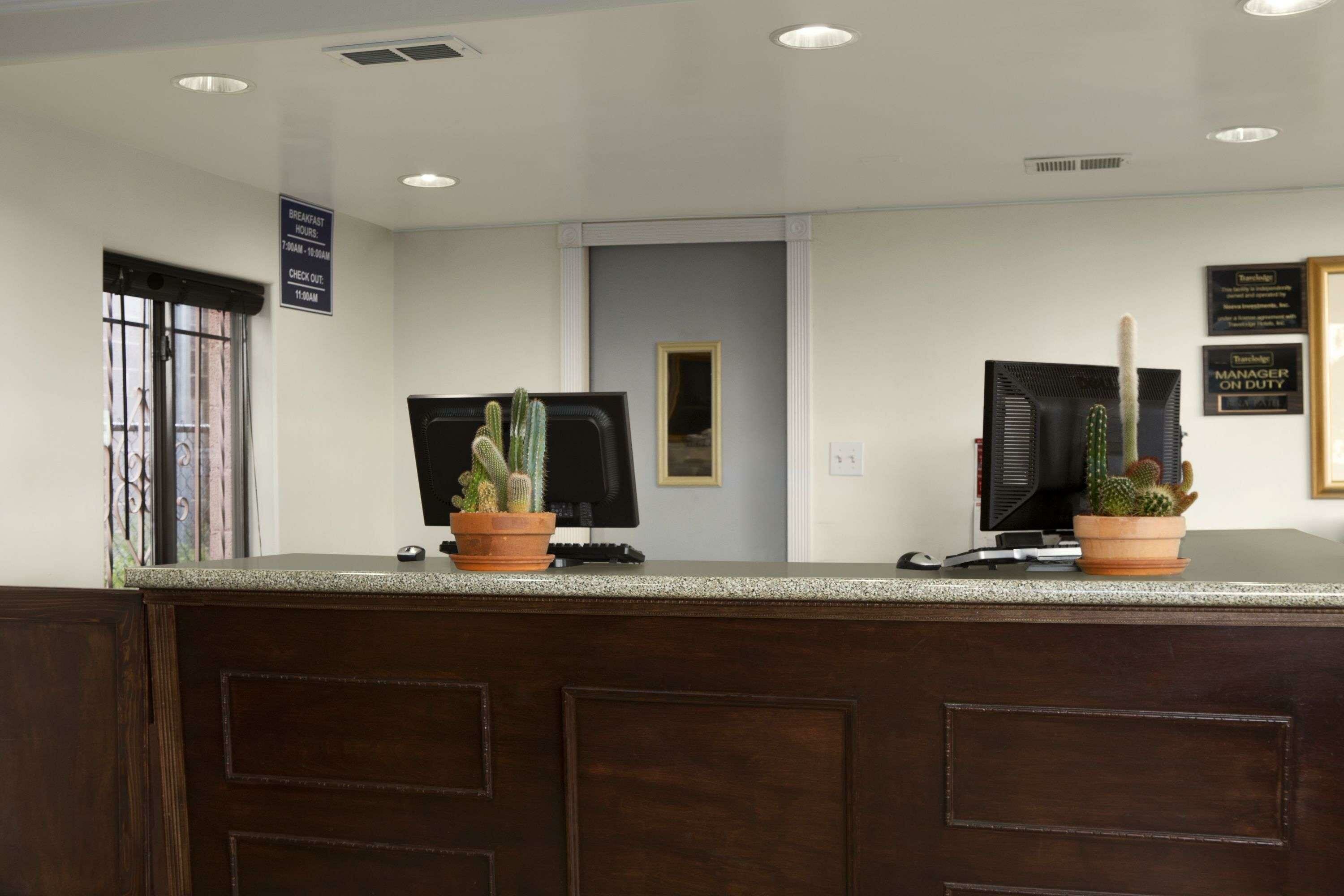 Фото Travelodge by Wyndham Flagstaff Near I-40