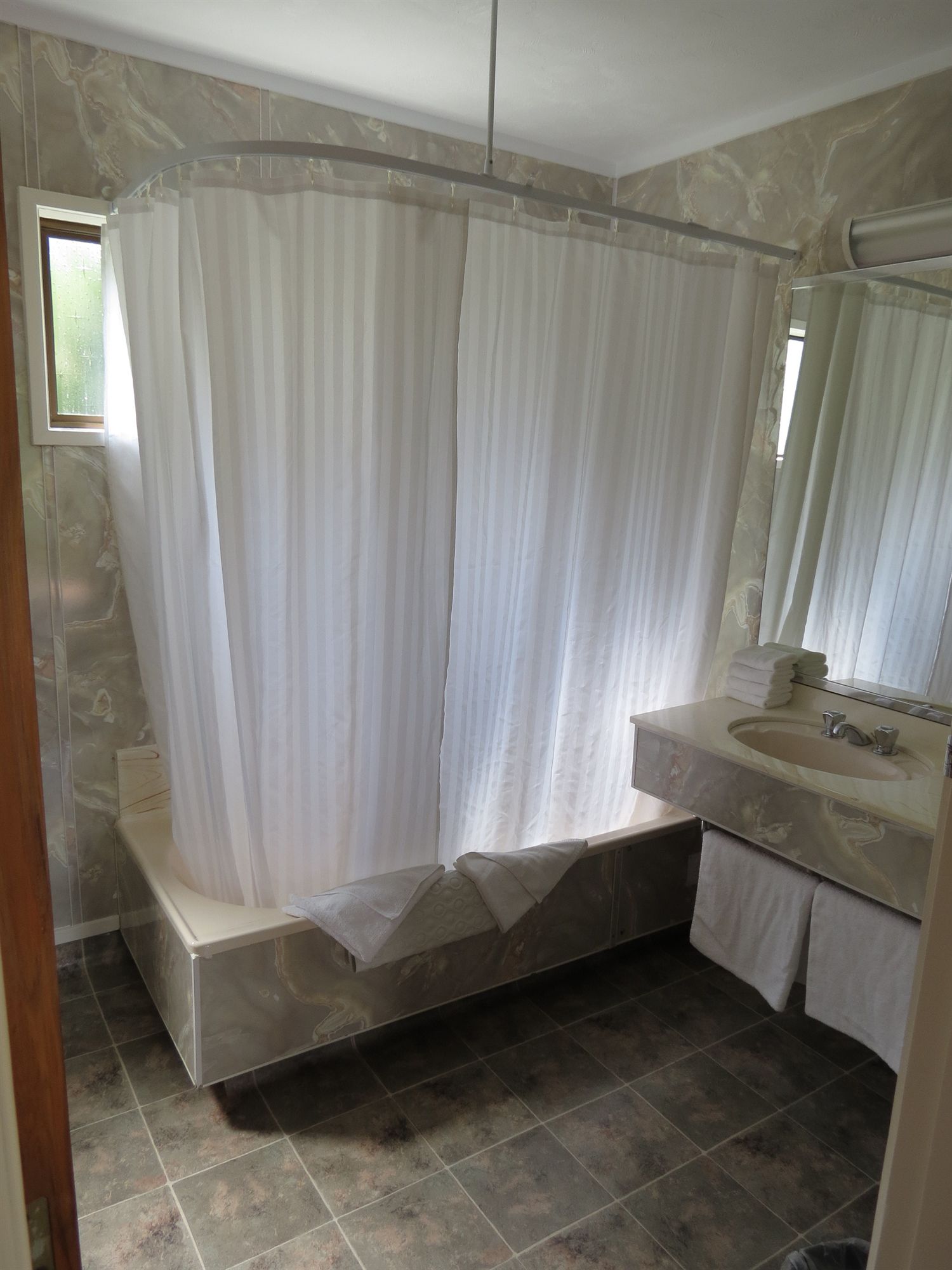 Фото Beetham Park Motel