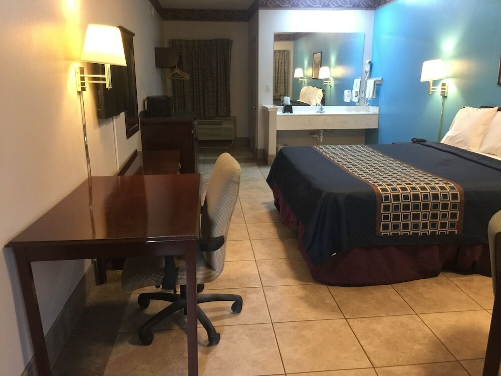 Фото Texas Inn and Suites City Center at University Dr