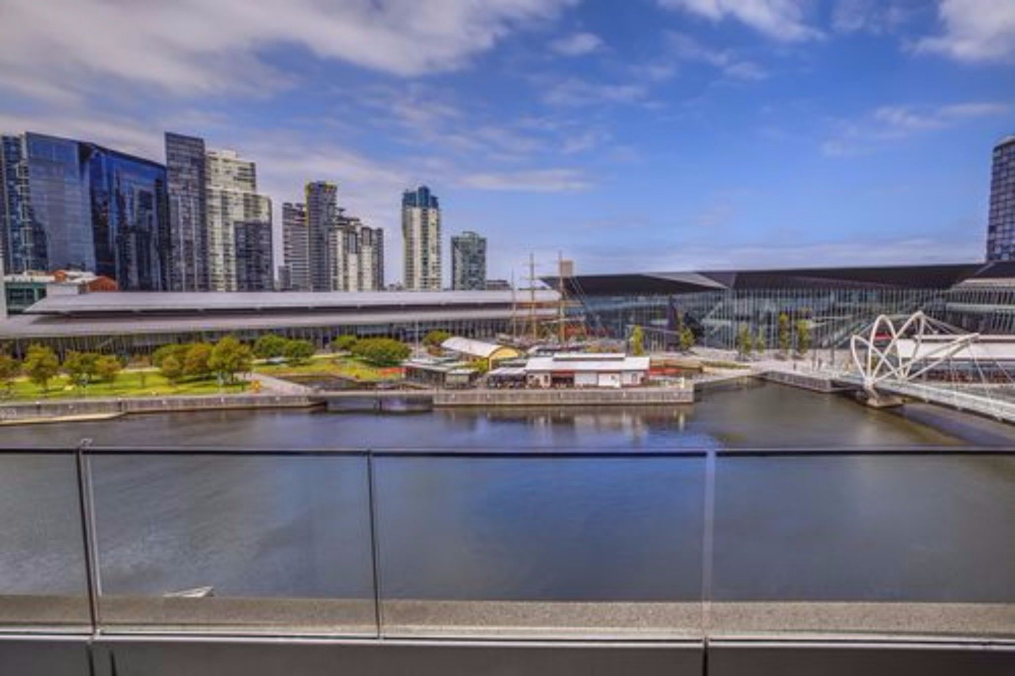 Фото Melbourne Holiday Apartments Flinders Wharf