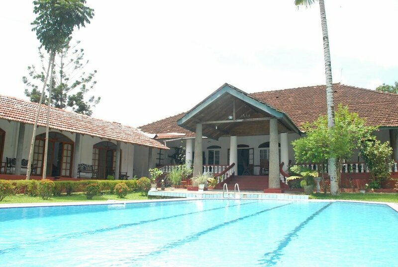 Гостиница The Bungalow at Pantiya Estate