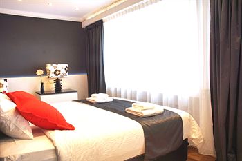 Фото The Queen Luxury Apartments - Villa Fiorita