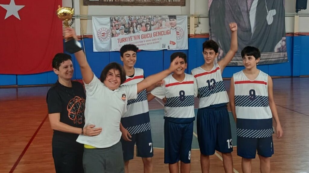 School Asil Nadir Middle School, Izmir, photo