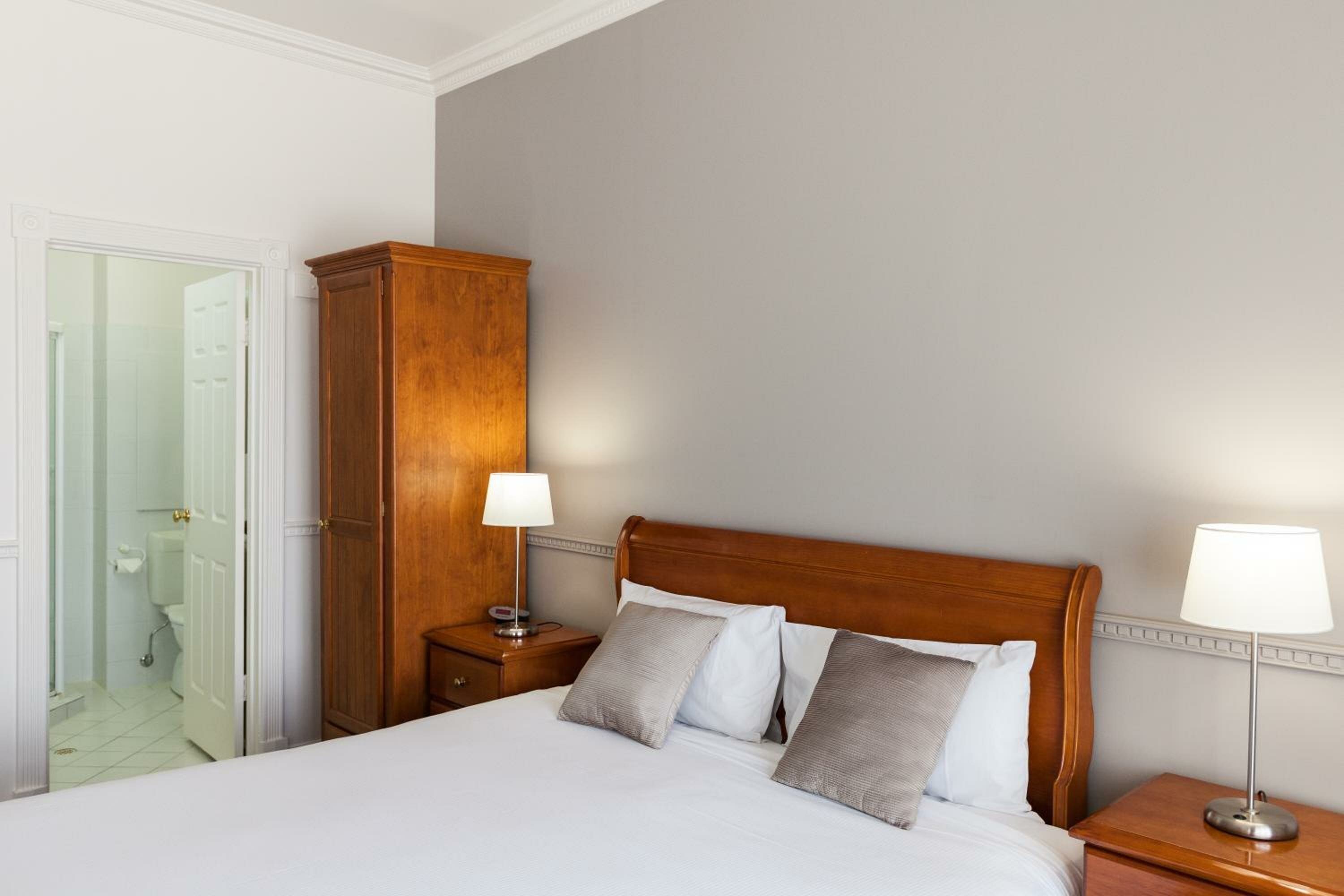 Фото Majestic Tynte Street Hotel