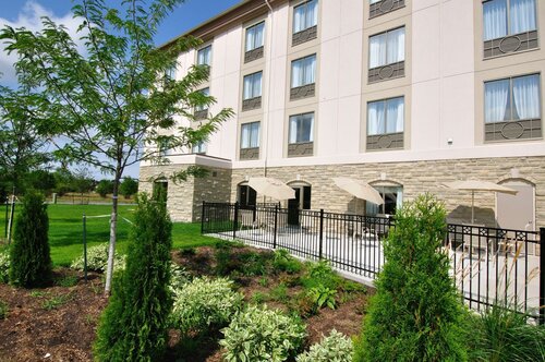 Гостиница Holiday Inn Express Hotel & Suites Ottawa Airport