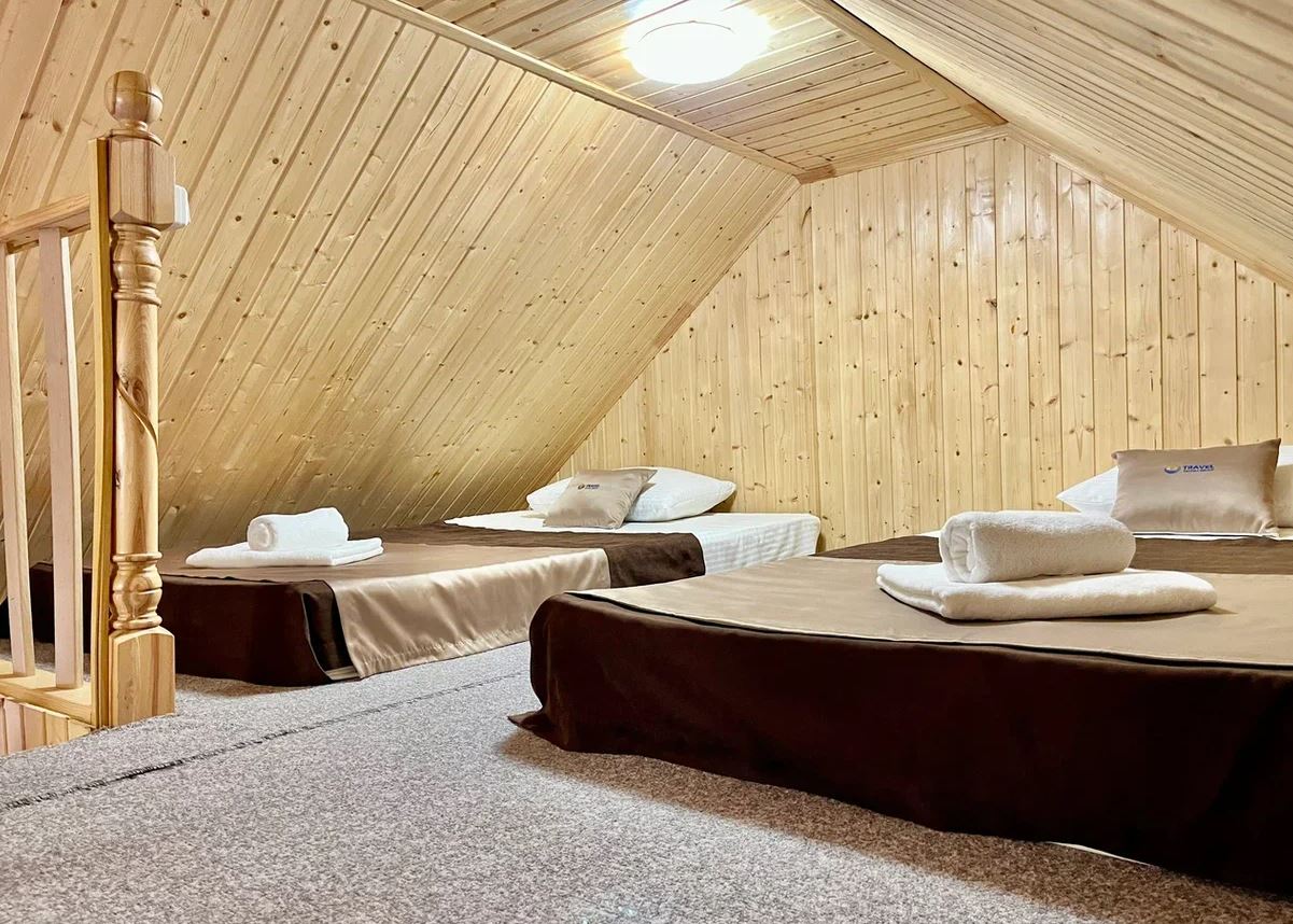 Фото У пруда от Травел Хотелс Антураж