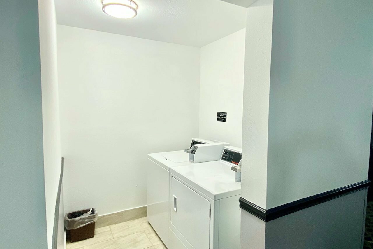 Фото Super 8 by Wyndham Oshkosh Airport