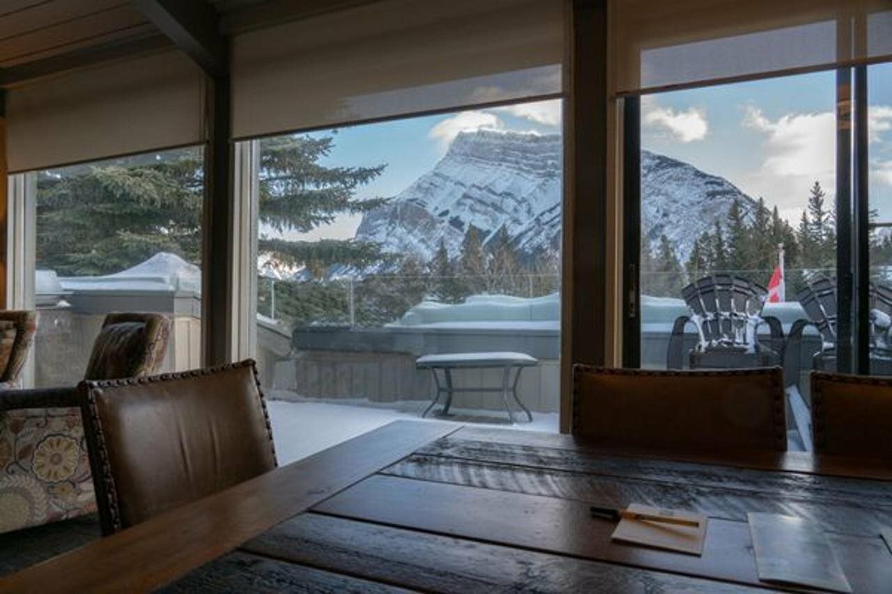 Фото Tunnel Mountain Resort