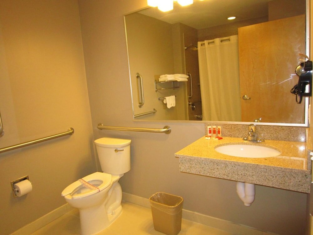 Фото Red Carpet Inn And Suites Monmouth Jtc