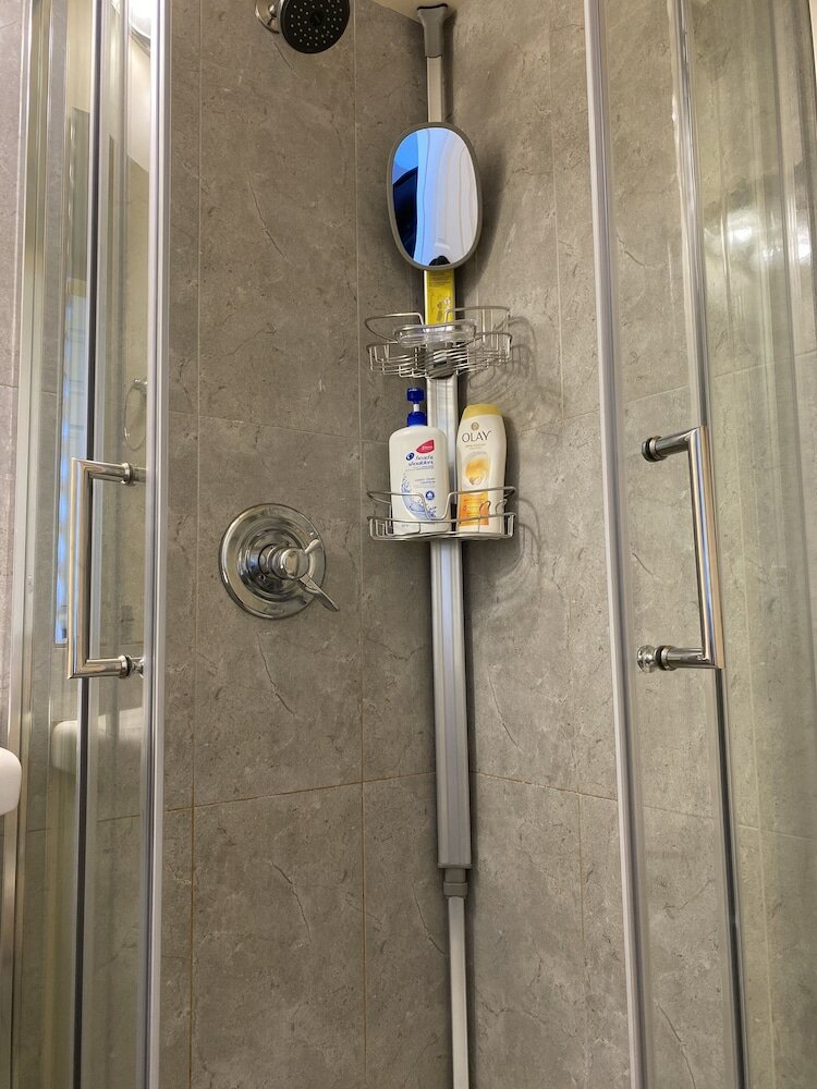 Фото Yvr Vickie’s Bed and Breakfast