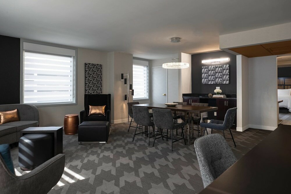 Фото Renaissance Des Moines Savery Hotel