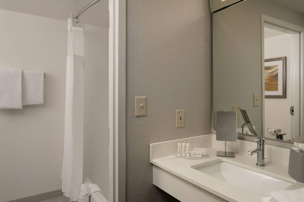 Фото Courtyard by Marriott Baton Rouge Siegen Lane