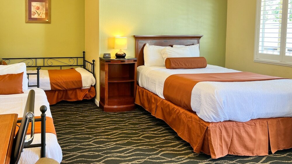 Фото The Old West Inn