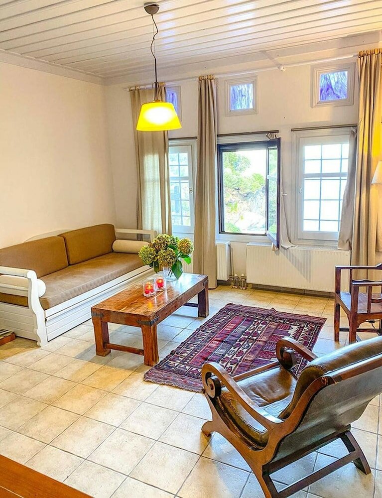 Фото Palia Damouchari