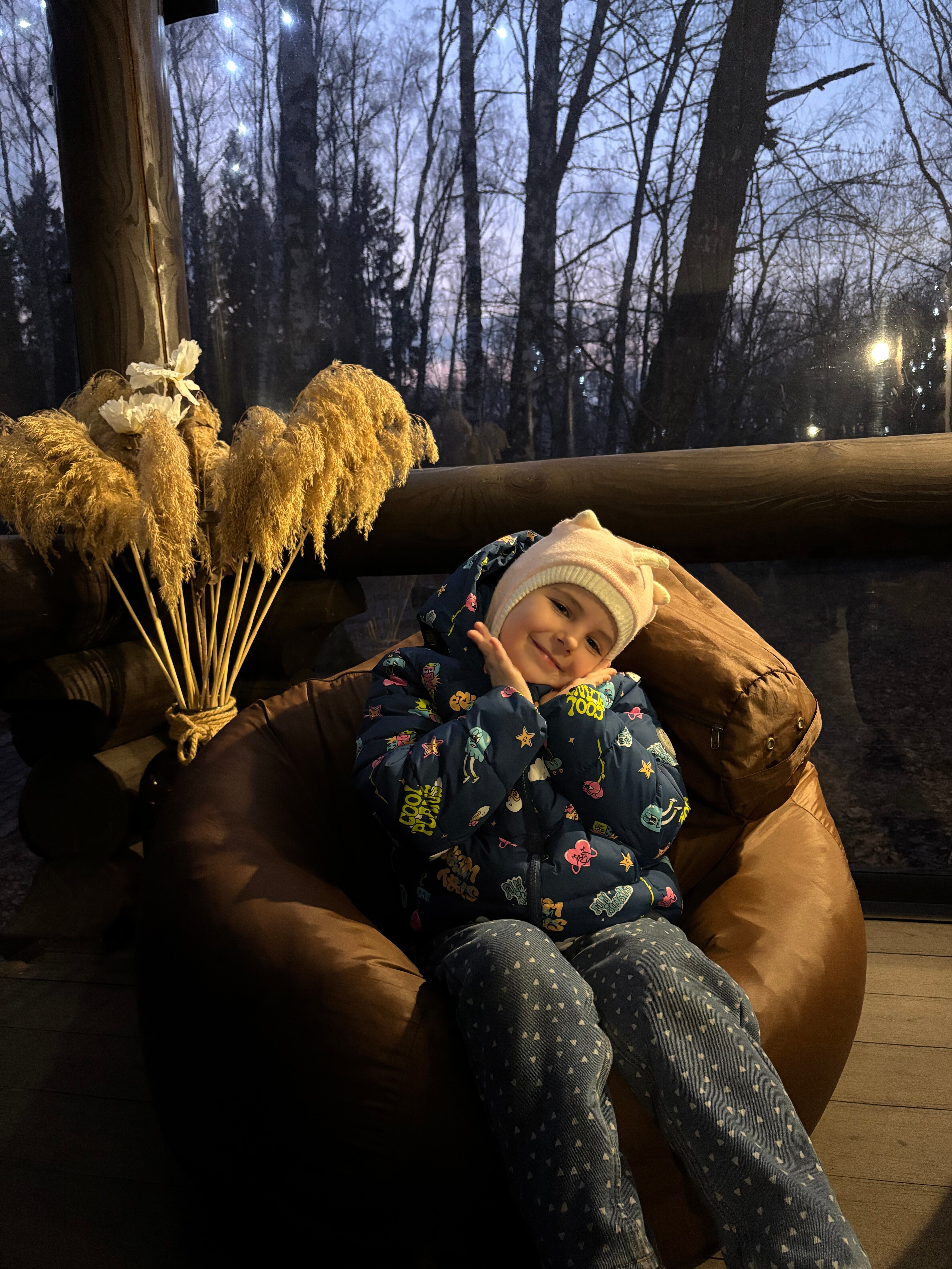 Фото Уютный домик в лесу у пруда