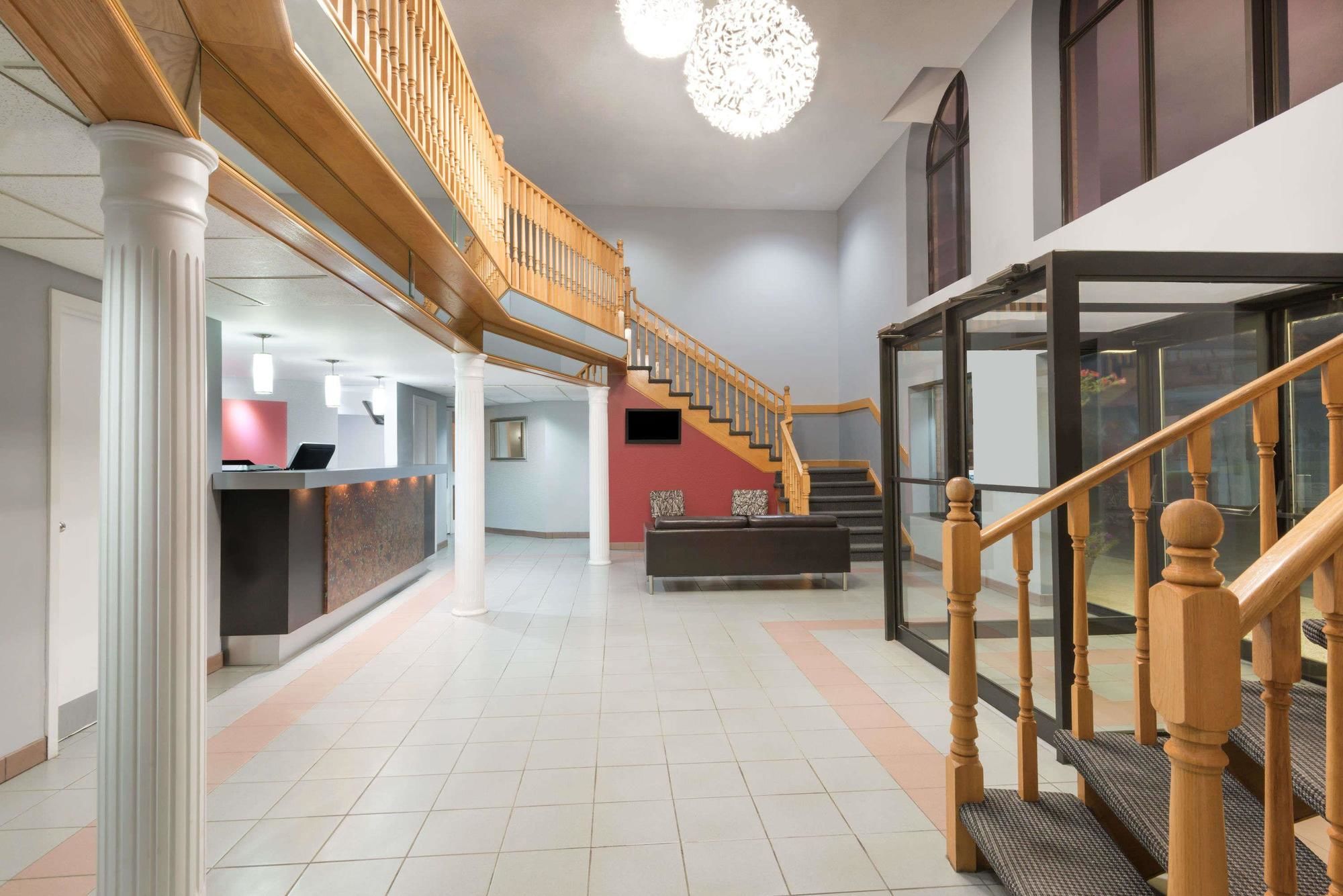 Фото Super 8 by Wyndham Mt Hope Hamilton Intl Arpt On