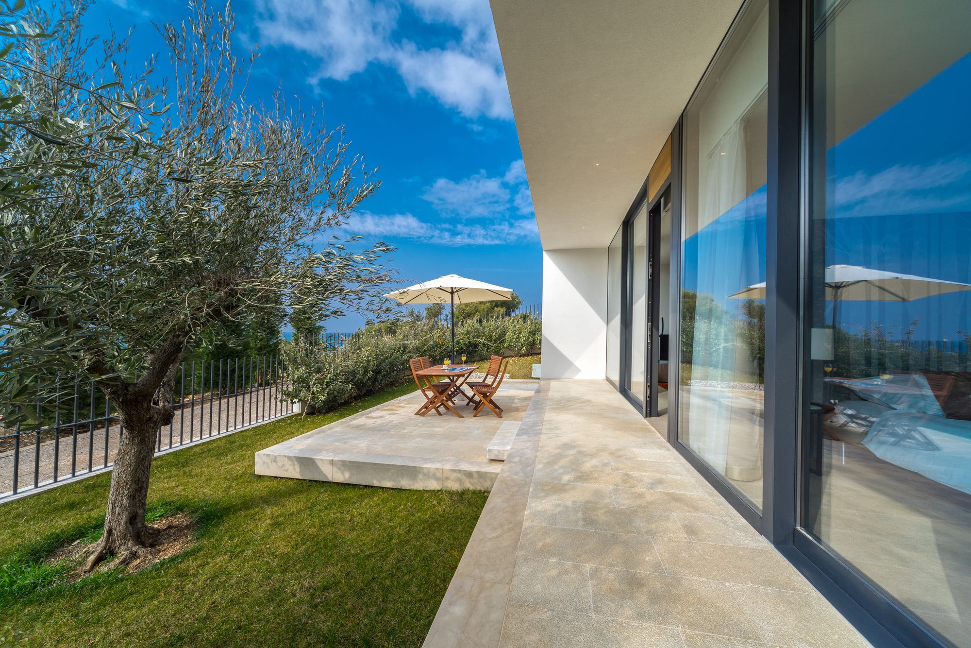 Фото Golden Rays Luxury Apartments