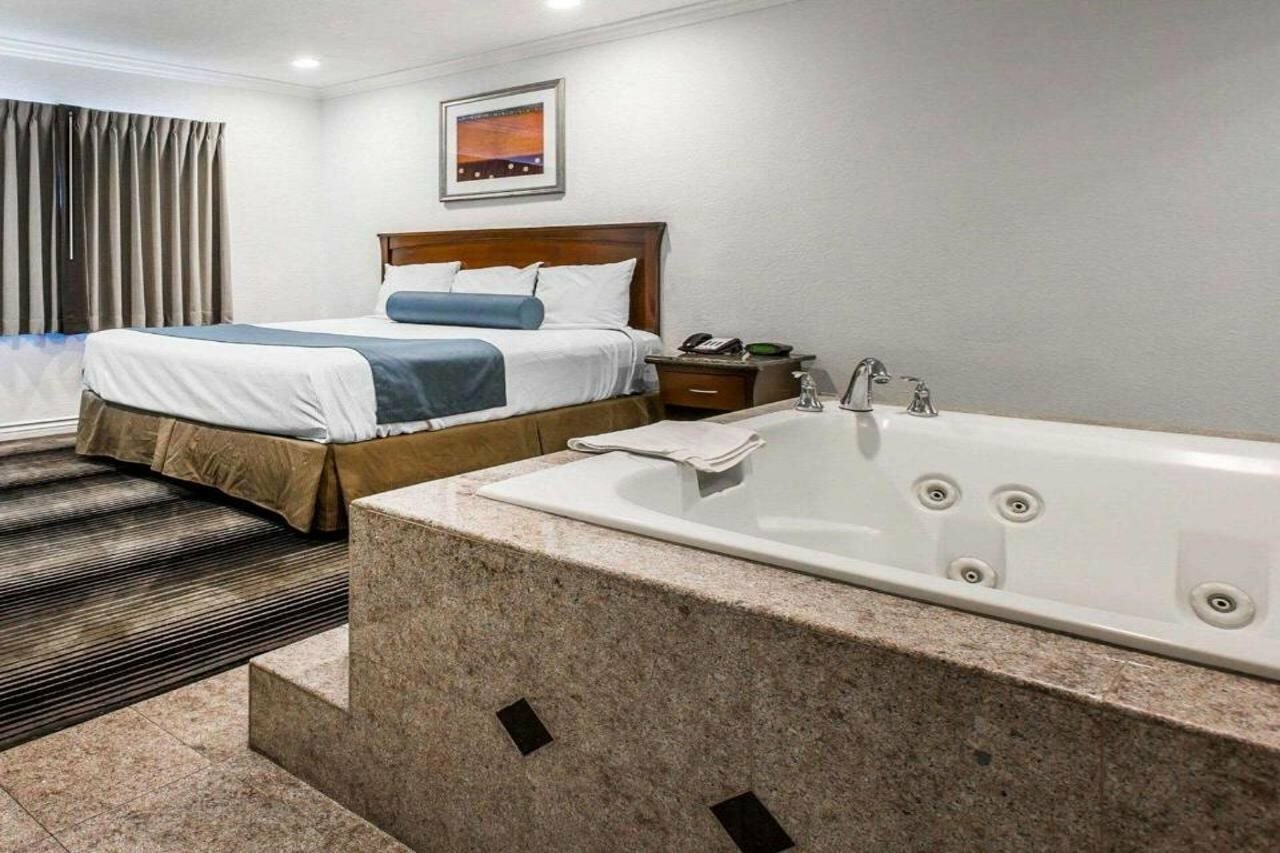 Фото Rodeway Inn & Suites Pacific Coast Highway