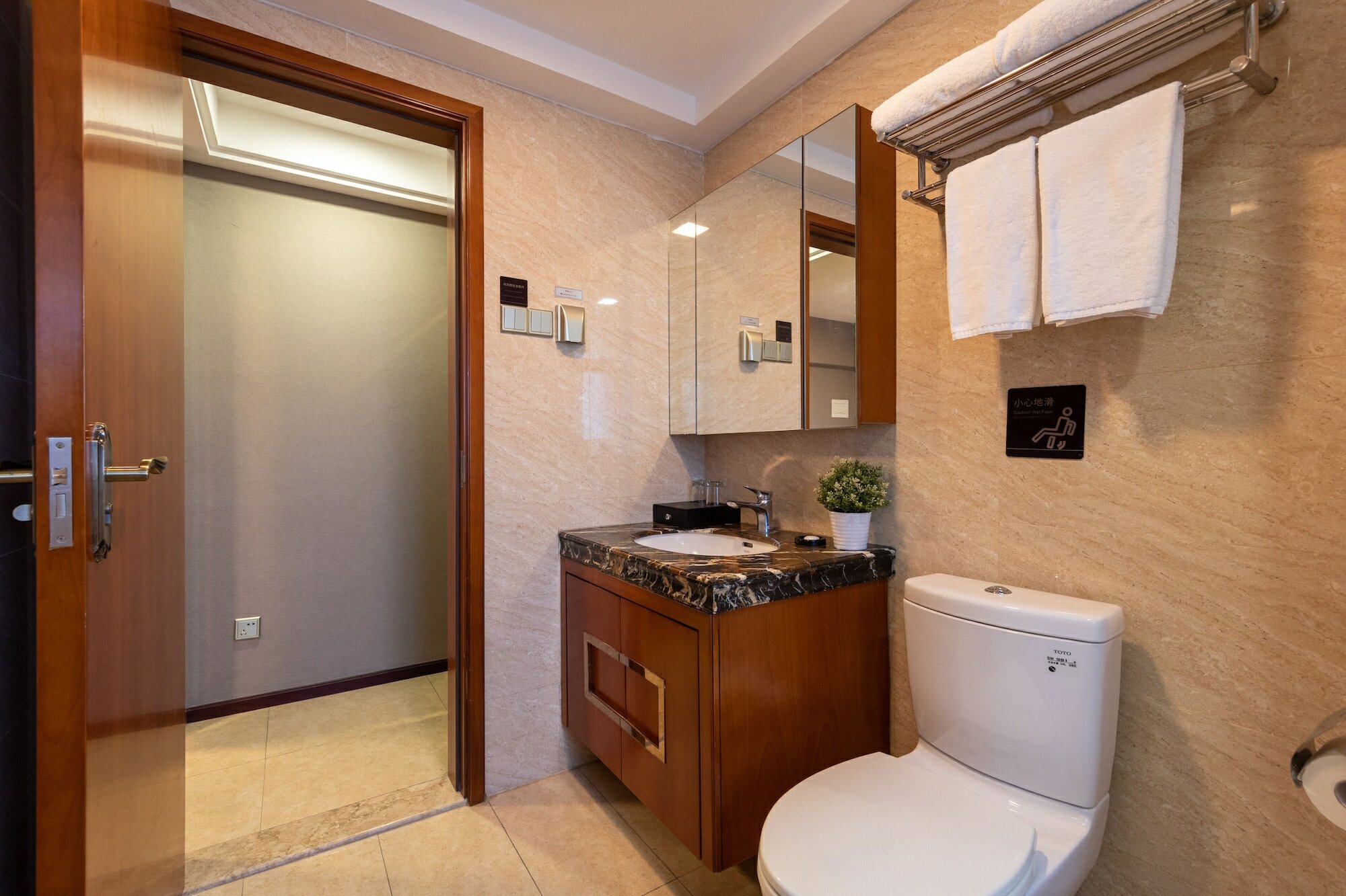 Фото Poltton International Apartment