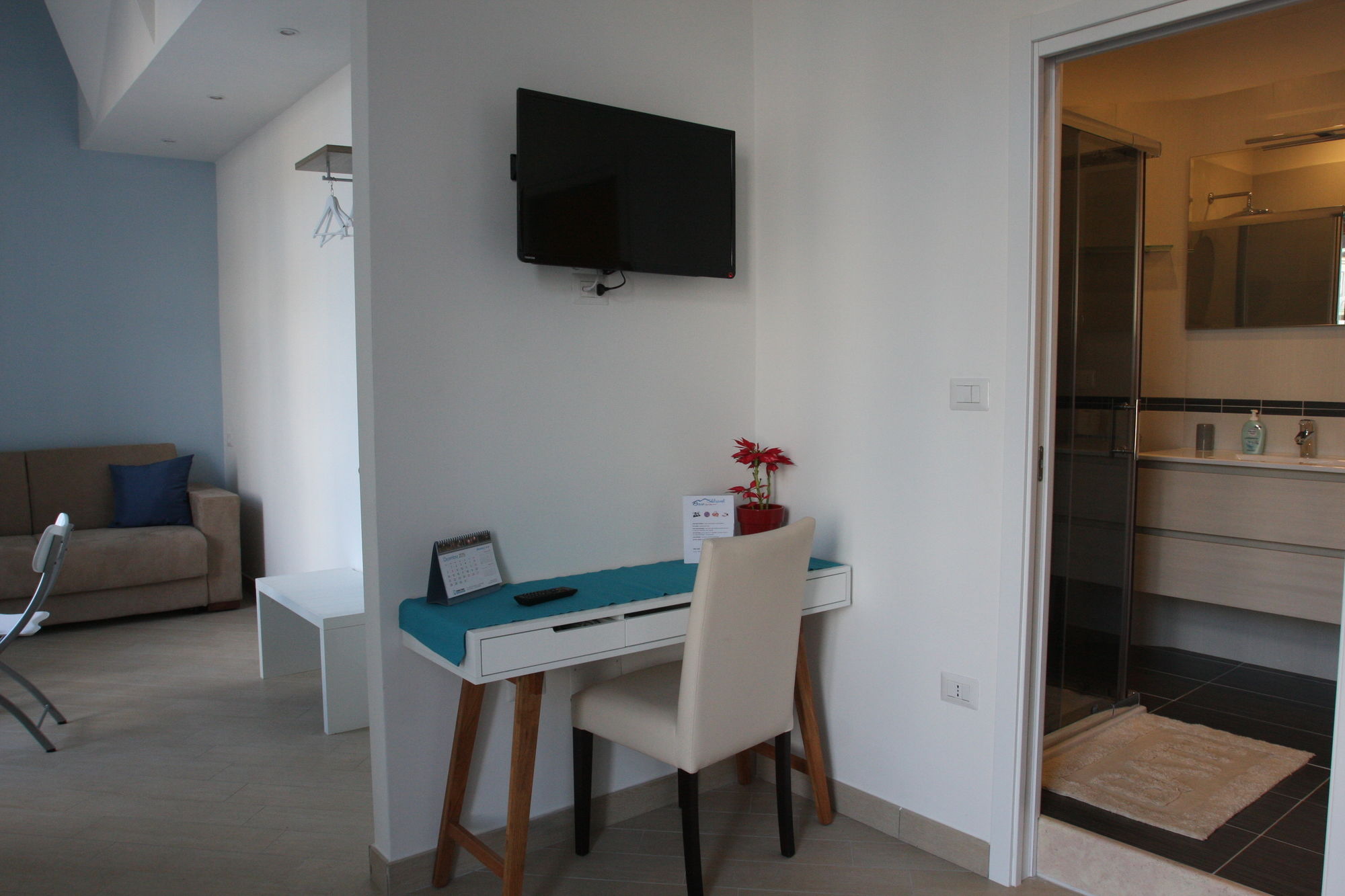 Фото Base Napoli B&b