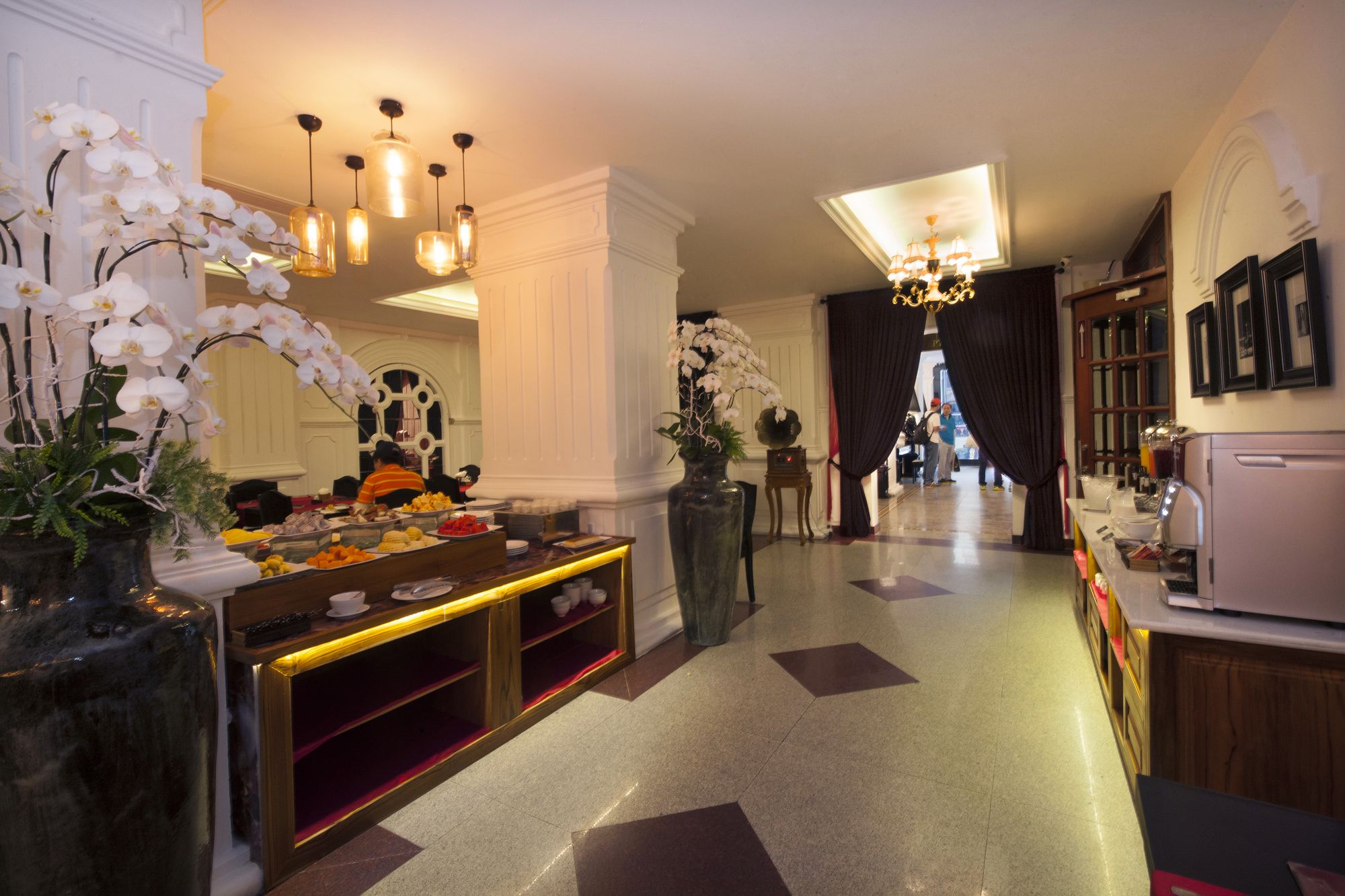 Фото California Saigon Hotel & Rooftop Pool