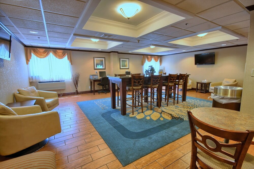 Фото Comfort Inn Near Greenfield Village