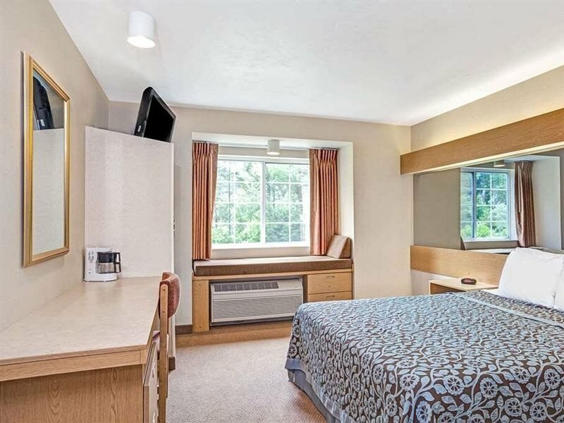 Фото Days Inn by Wyndham Sturbridge