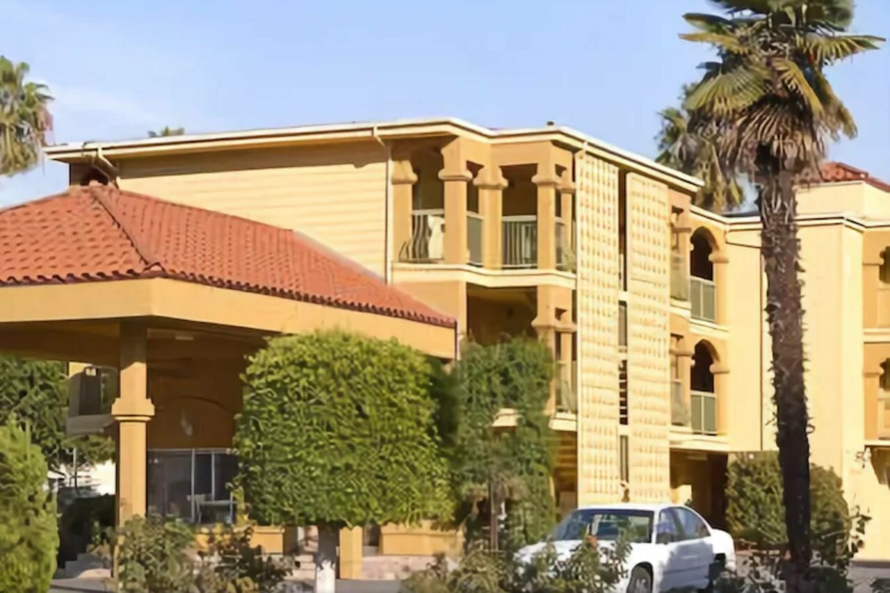 Фото Travelodge by Wyndham Long Beach Convention Center