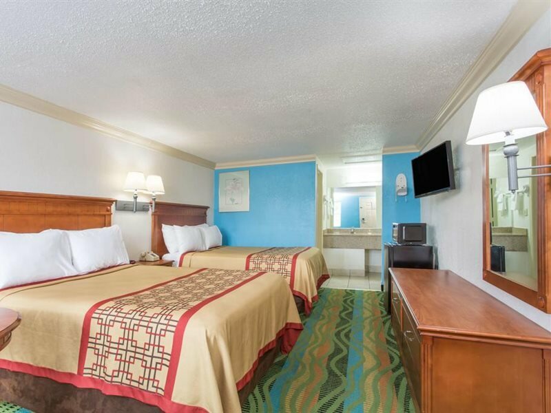 Фото Days Inn by Wyndham Virginia Beach Town Center