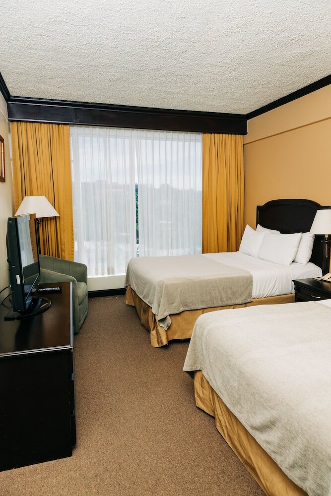 Фото Plaza Hotel and Suites