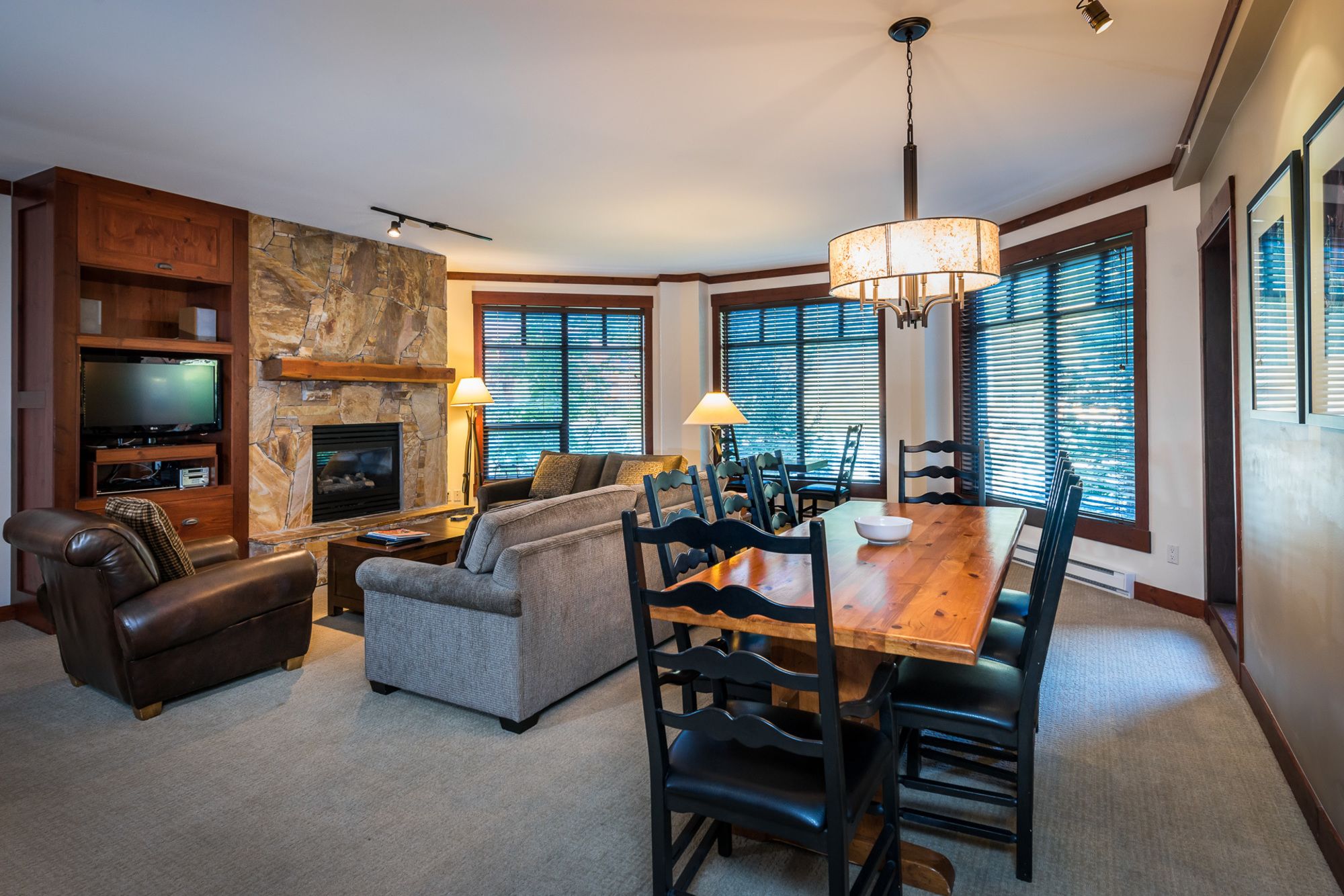 Фото First Tracks Lodge