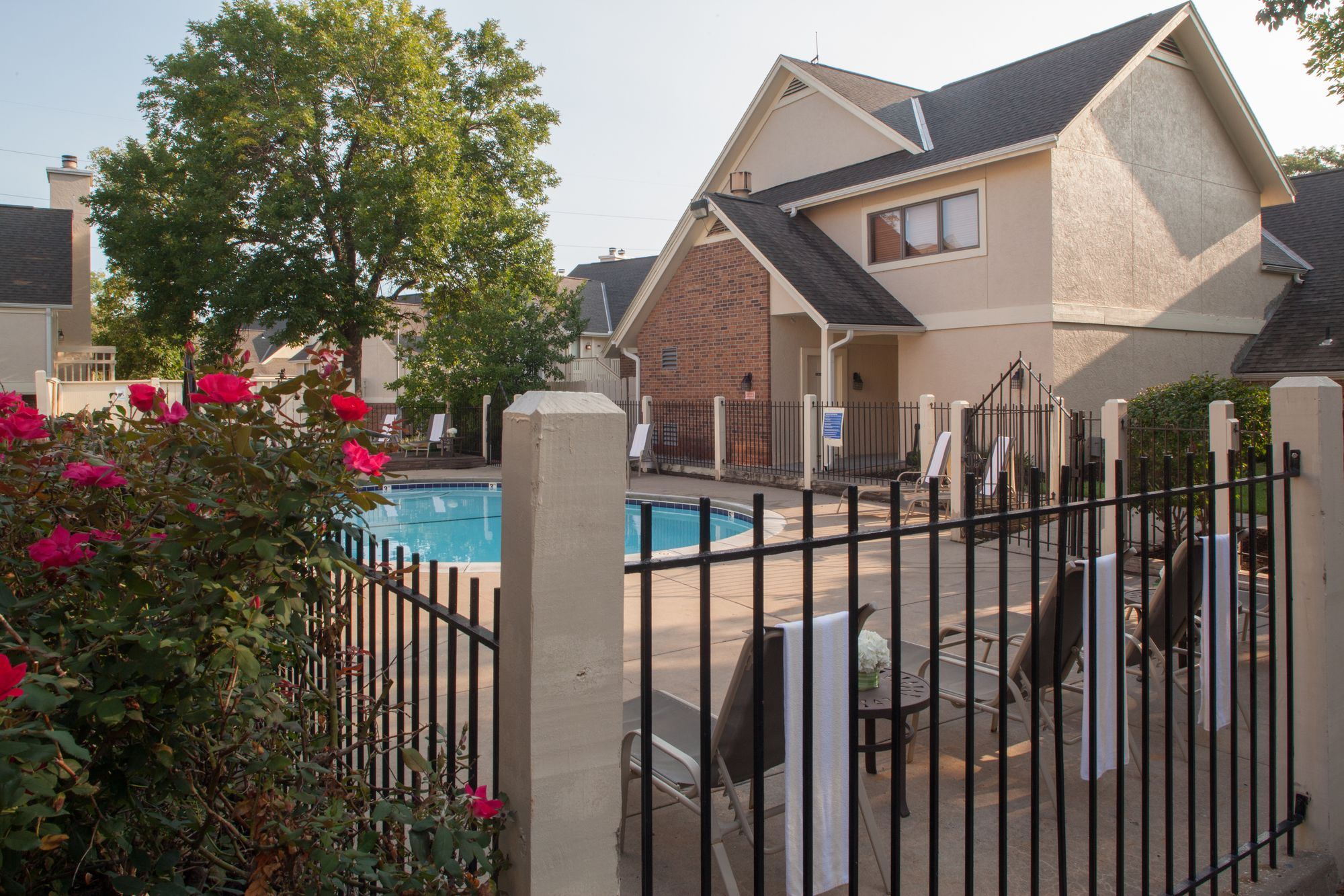 Фото Cloverleaf Suites Kansas City - Overland Park