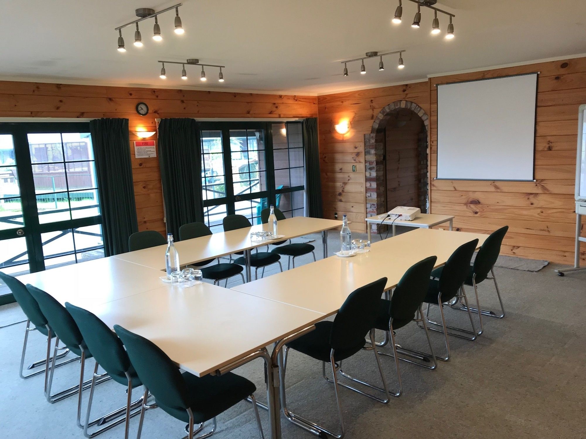 Фото Cedarwood Lakeside Motel & Conference Venue