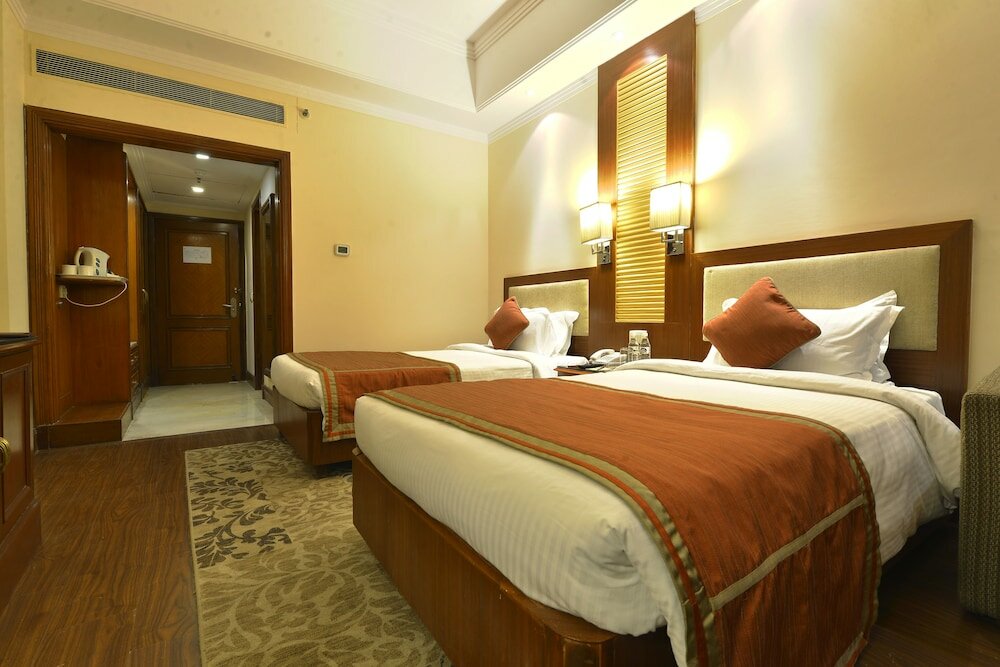 Фото The Bristol Hotel