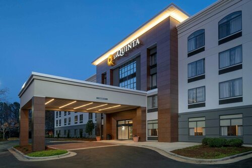 Гостиница La Quinta Inn & Suites by Wyndham Raleigh Downtown North в Роли