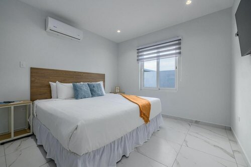 Гостиница Brand New 3br 2ba w Private Pool Near Palm Beach в Ноорде