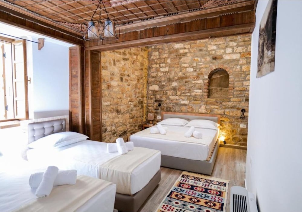 Фото Hotel Kapllani