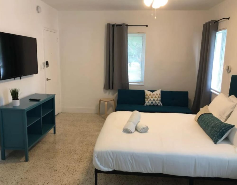 Фото Broadway Suites Downtown by RocketSTAY