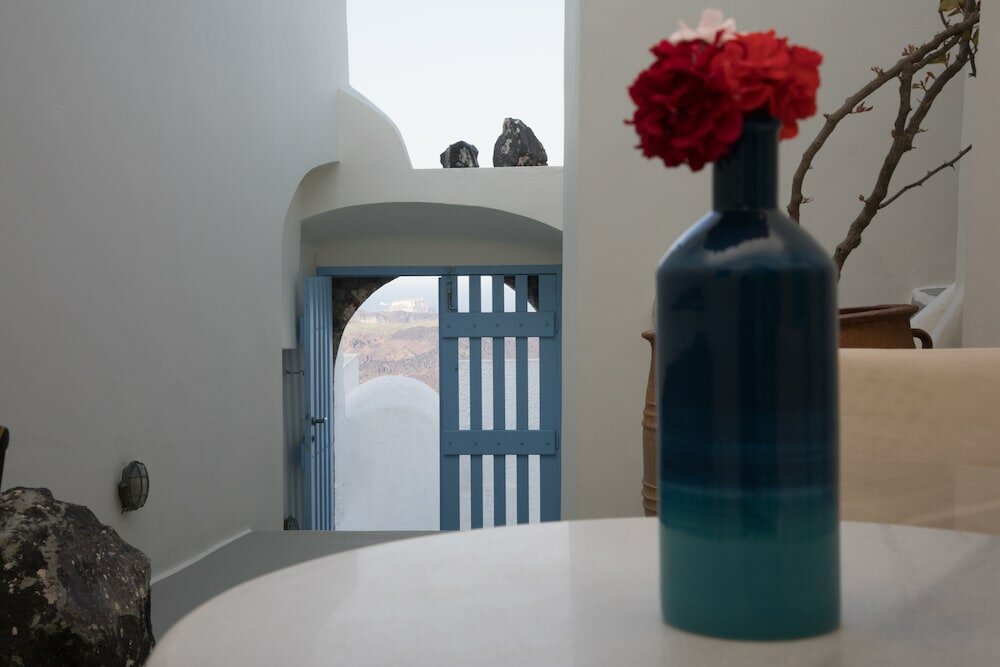 Фото Pantelia Suites