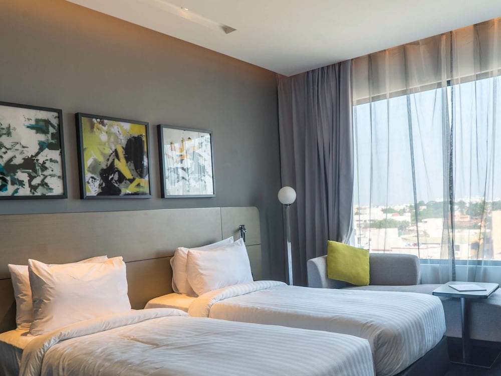 Фото Novotel Chennai Chamiers Road Hotel