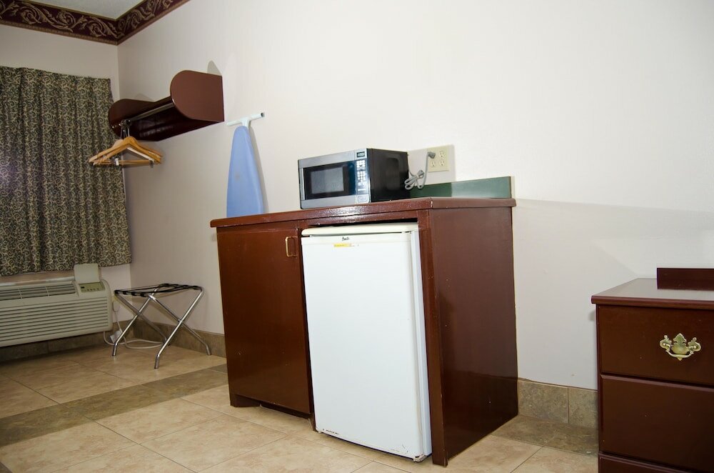 Фото Texas Inn and Suites City Center at University Dr