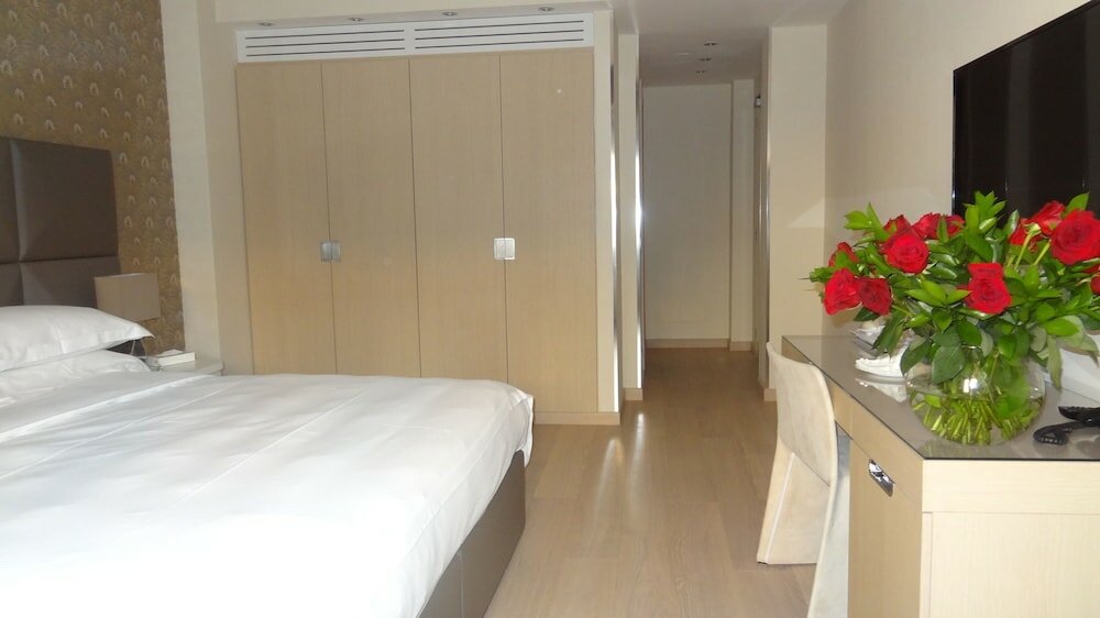 Фото Augustana House