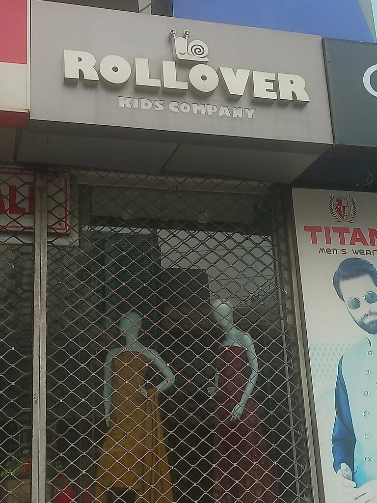 Clothing store Rollover, Lahore, photo