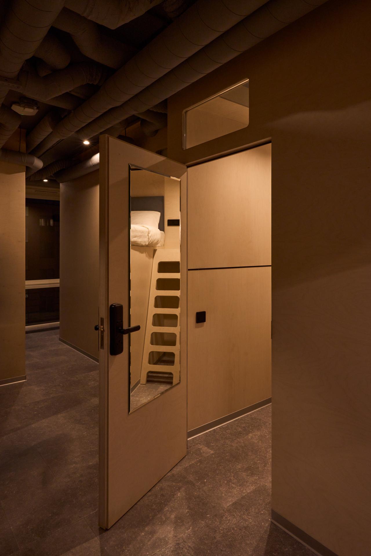 Фото Morfeus Capsule Hotel